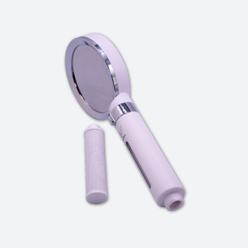 Une image d'une pomme de douche Doulton blanche 